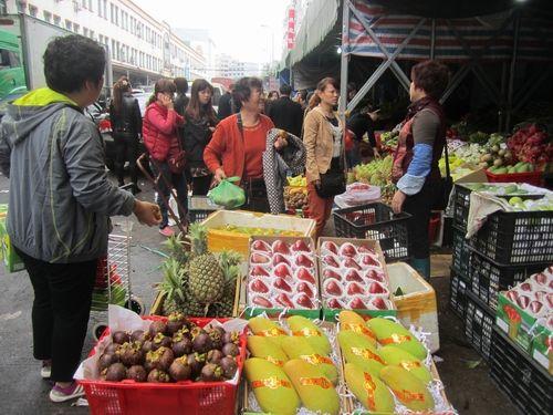 海南旅游去哪里买水果带回家更划算 今天带你逛海南水果批发市场